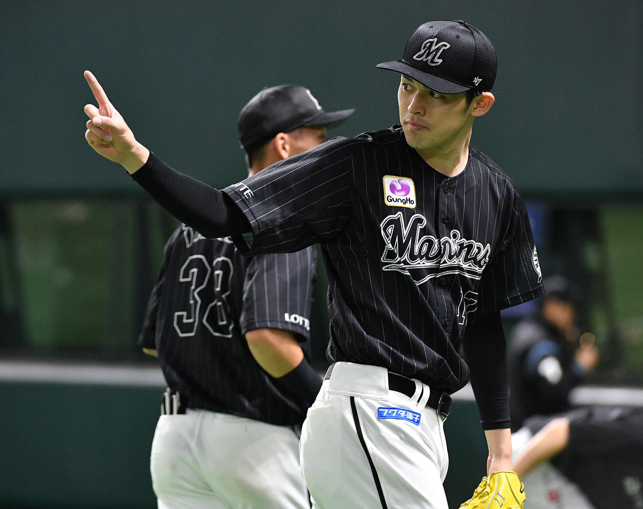 ソフトバンク対ロッテ　5回裏、指を突き上げながらベンチへ戻る佐々木朗（撮影・岩下翔太）