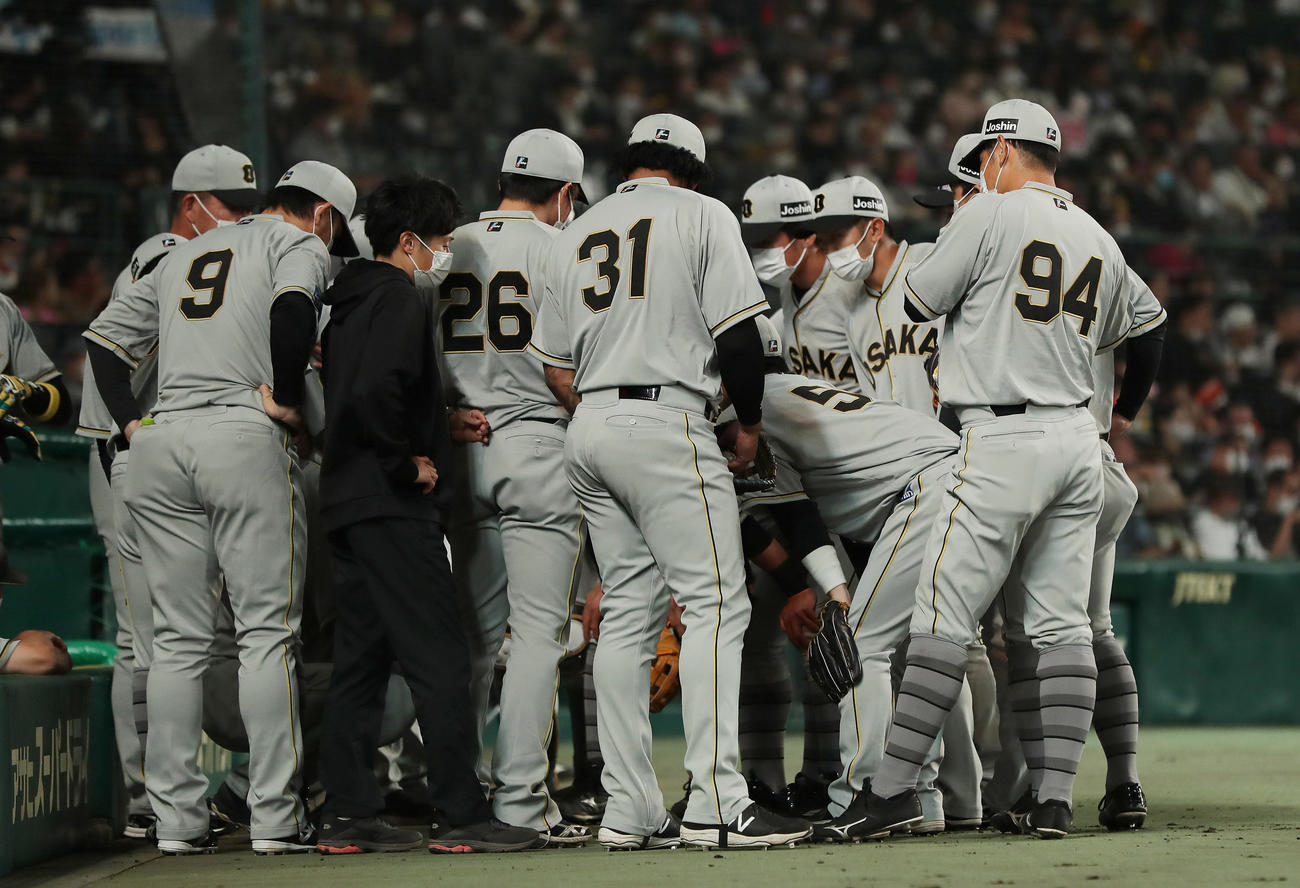 阪神対巨人　5回裏の攻撃前、円陣を組む阪神ナイン（撮影・前田充）