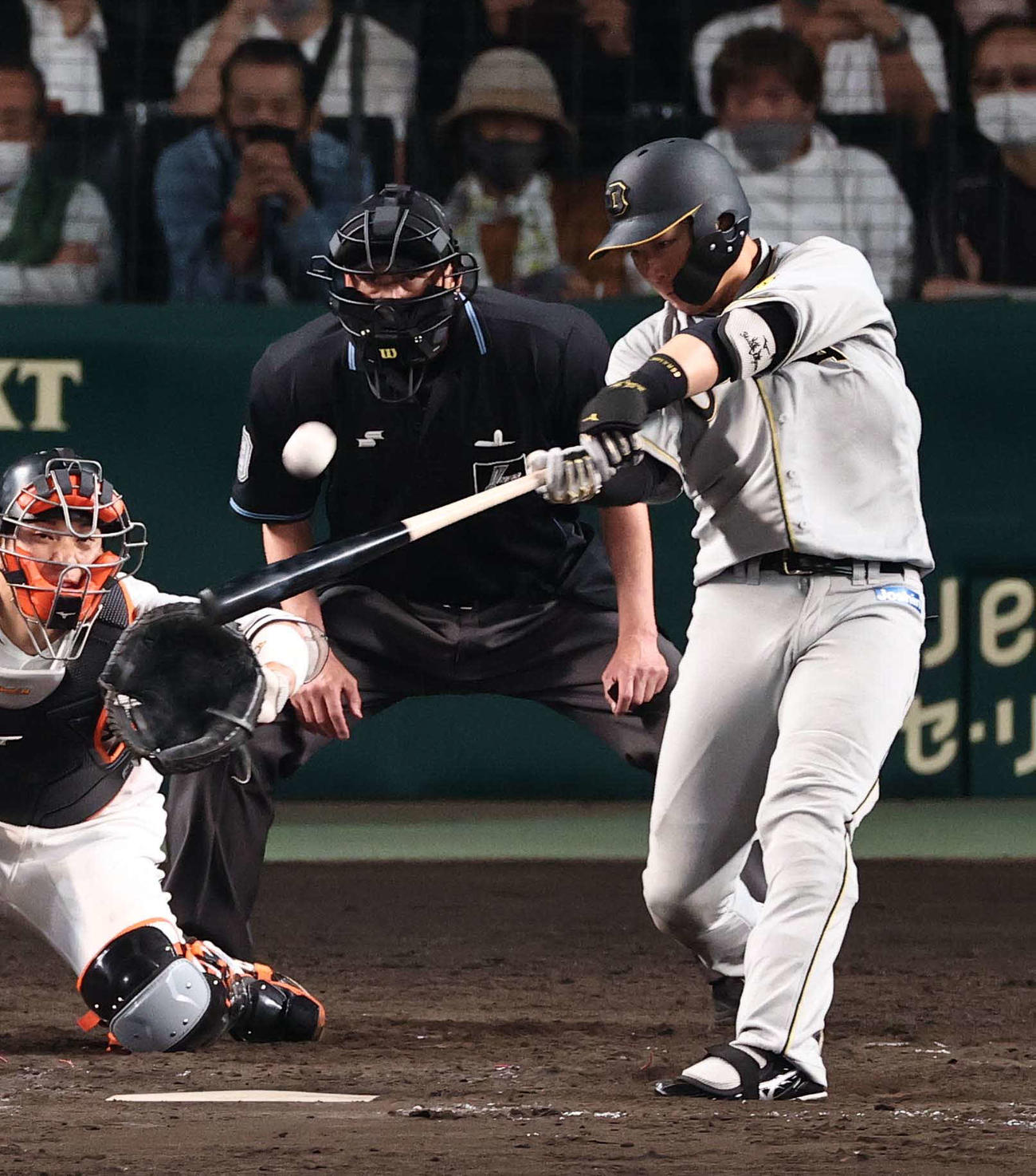 阪神対巨人　9回裏阪神2死一塁、左越え同点本塁打を放つ大山（撮影・上田博志）