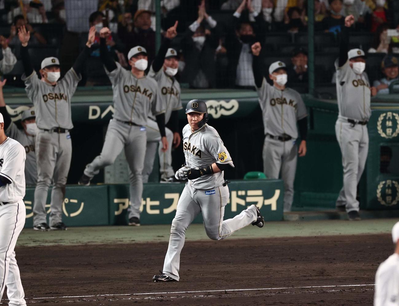 阪神対巨人　9回裏阪神2死一塁、左越え同点本塁打を放つ大山（撮影・上田博志）