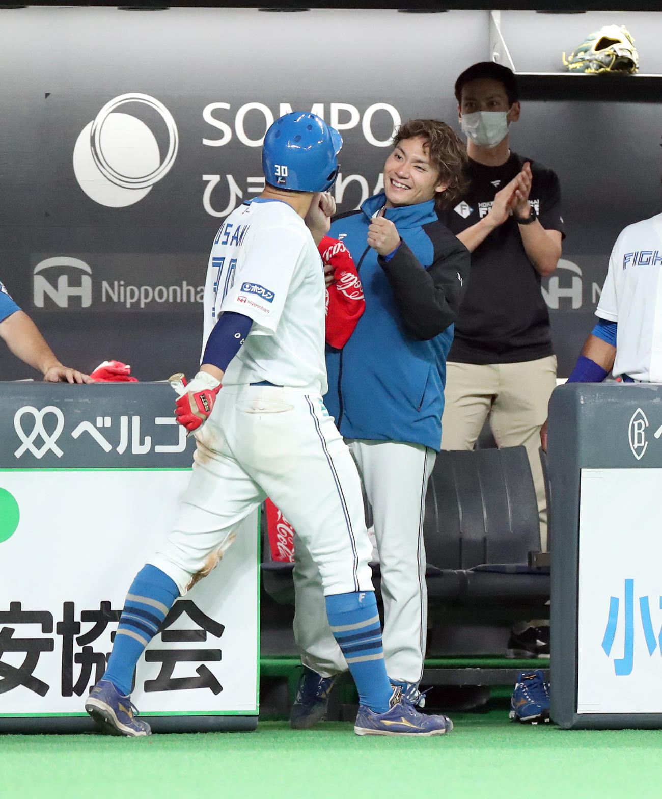 日本ハム対西武　7回裏日本ハム2死一、二塁、浅間の中前適時打で生還した宇佐見（左手前）を出迎える伊藤（撮影・佐藤翔太）