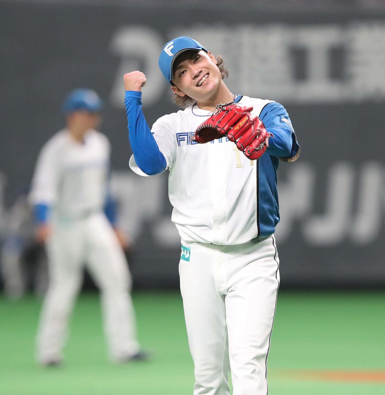 日本ハム対西武　6回表、打者を3人で抑え笑顔の日本ハム伊藤（撮影・黒川智章）