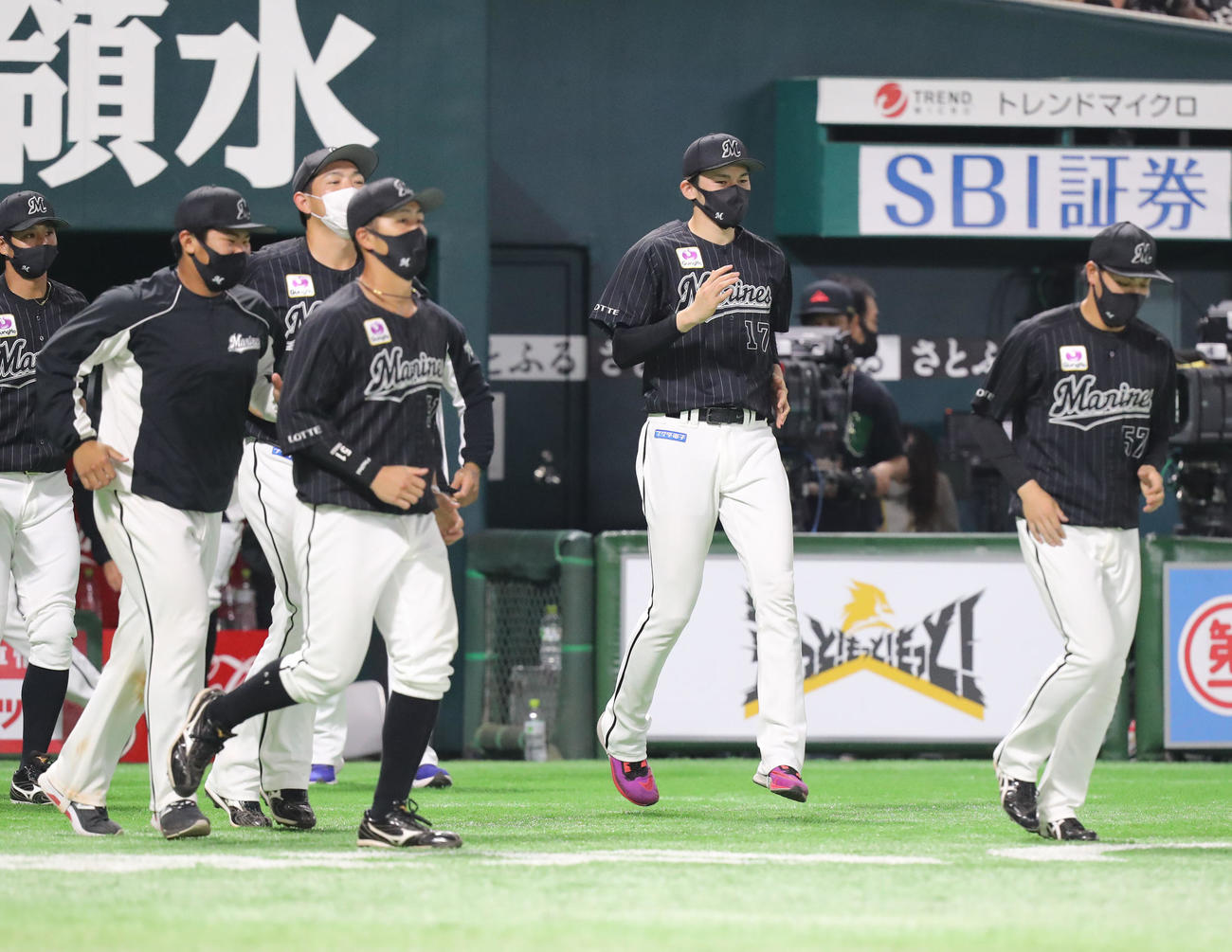 ソフトバンク対ロッテ　ソフトバンクに勝利し、駆け足でベンチから出てくる佐々木朗（撮影・屋方直哉）
