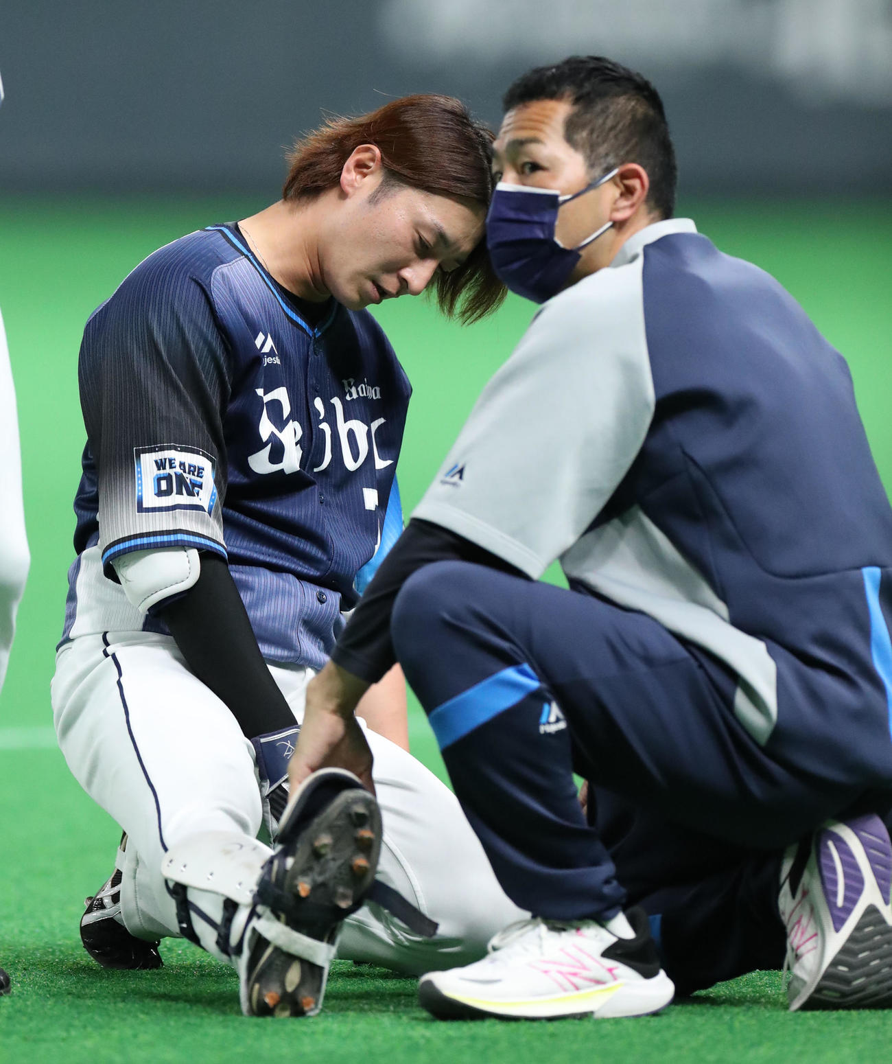 日本ハム対西武　1回表西武無死二塁、セーフティーバントを決めるも右足を負傷し痛がる金子（撮影・佐藤翔太）