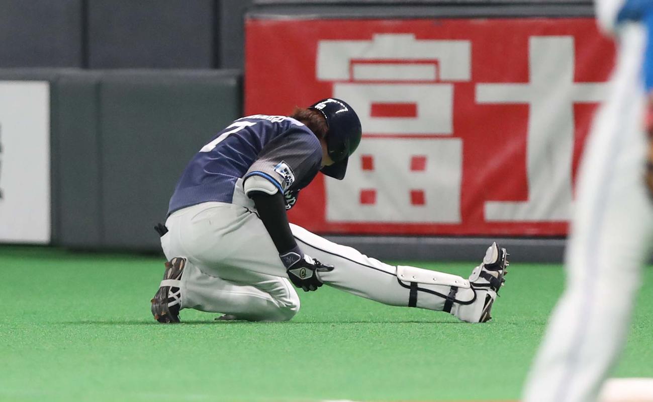 日本ハム対西武　1回表西武無死二塁、セーフティーバントを決めた金子は一塁に駆け込むときに右足を痛める（撮影・黒川智章）