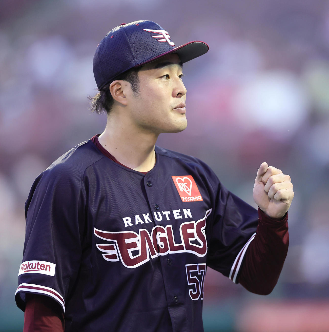 楽天対オリックス　2回表オリックス2死二、三塁、佐野皓を空振り三振に仕留めた滝中（撮影・足立雅史）