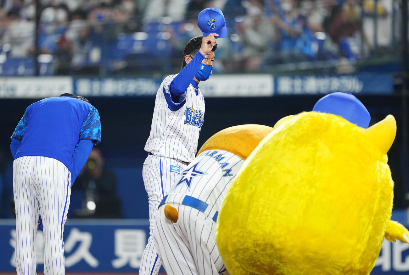 ヤクルトに勝利し、ファンにあいさつするDeNA三浦監督（左から2人目）（撮影・菅敏）
