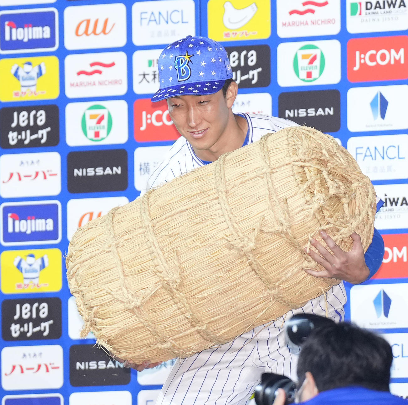 ヤクルトに勝利しお立ち台で米俵を抱えるDeNA大貫（撮影・菅敏）