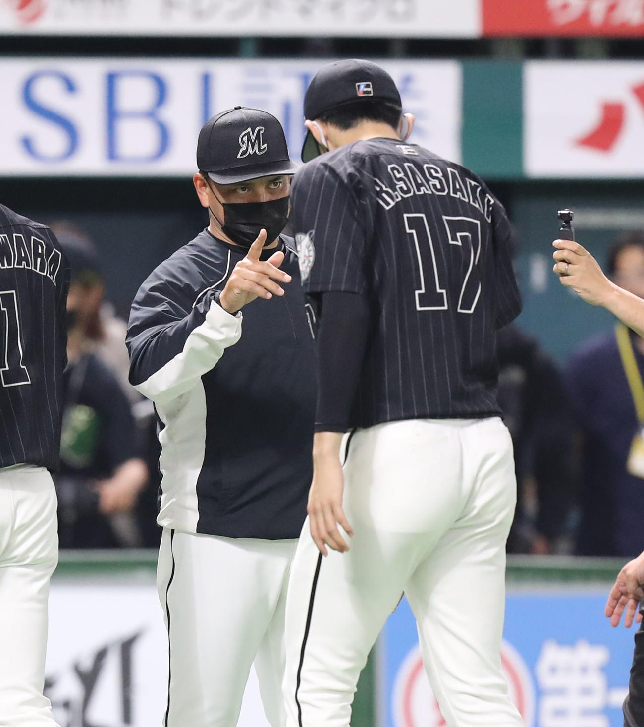 ソフトバンク対ロッテ　ソフトバンクに勝利し、佐々木朗（右）を指さす井口監督（撮影・屋方直哉）