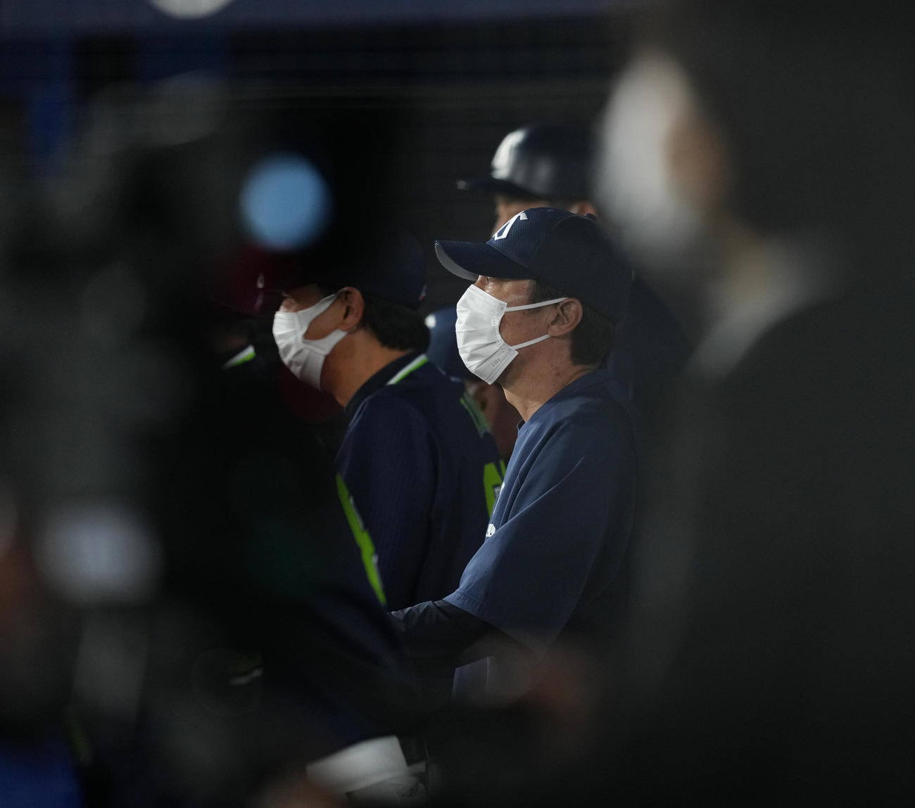 DeNA対ヤクルト　8回、浮かない表情で試合を見守るヤクルト高津監督（撮影・菅敏）