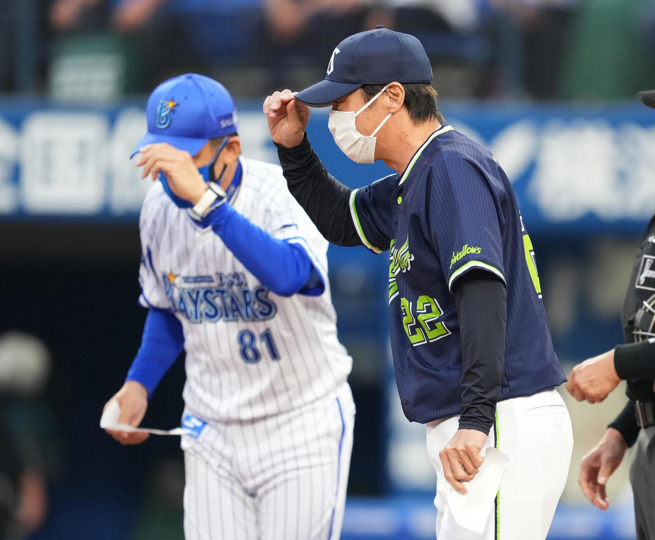 DeNA対ヤクルト　試合前、メンバー表の交換をするヤクルト高津監督（右）とDeNA三浦監督（撮影・菅敏）