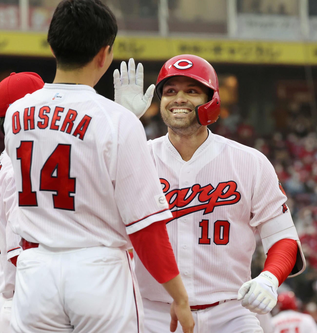 広島対中日　1回裏広島無死満塁、満塁本塁打を放ったマクブルーム（右）は大瀬良とタッチをかわす（撮影・加藤孝規）