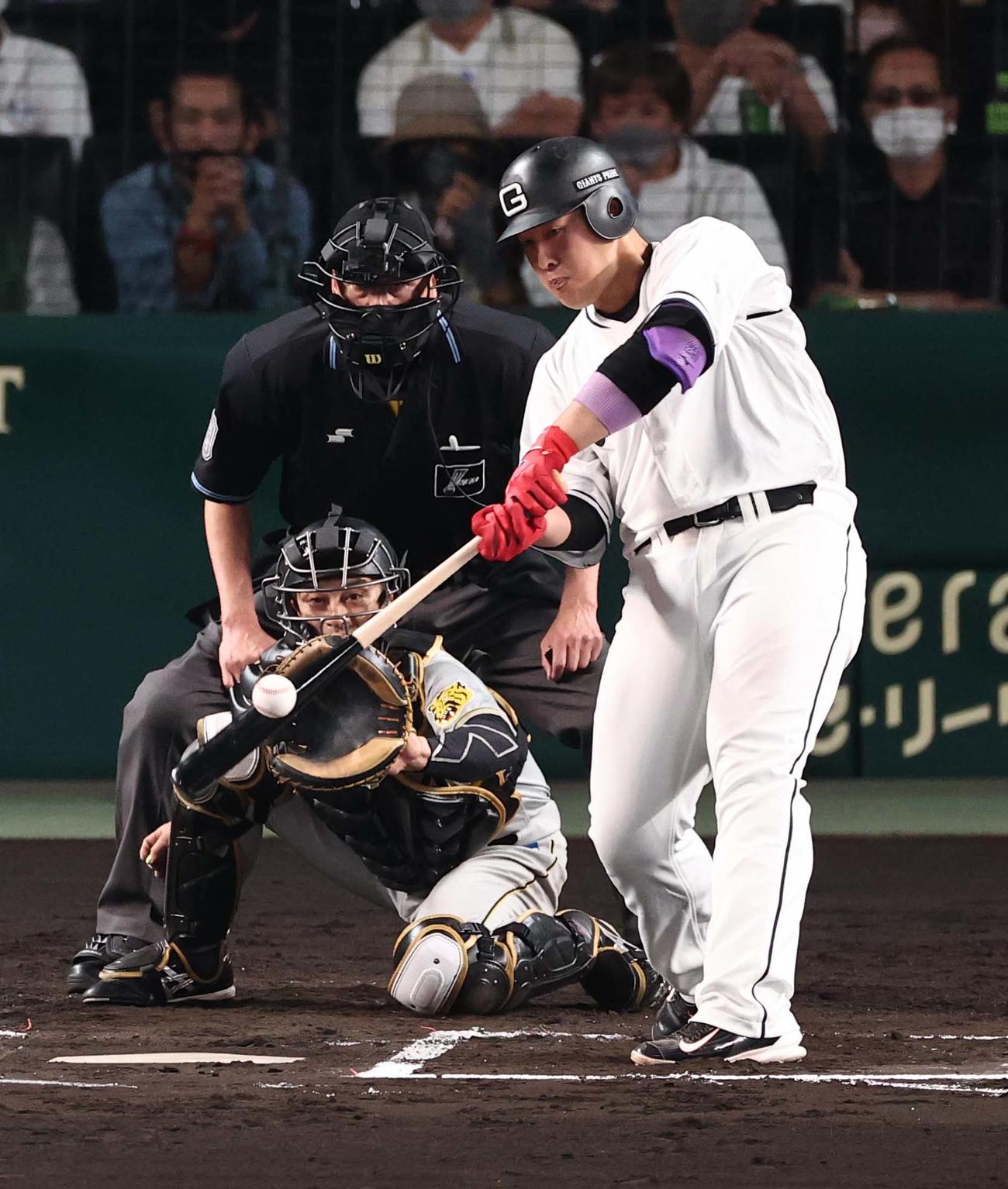 阪神対巨人　6回表巨人1死二、三塁、岡本和は左前に先制2点適時打を放つ（撮影・上田博志）