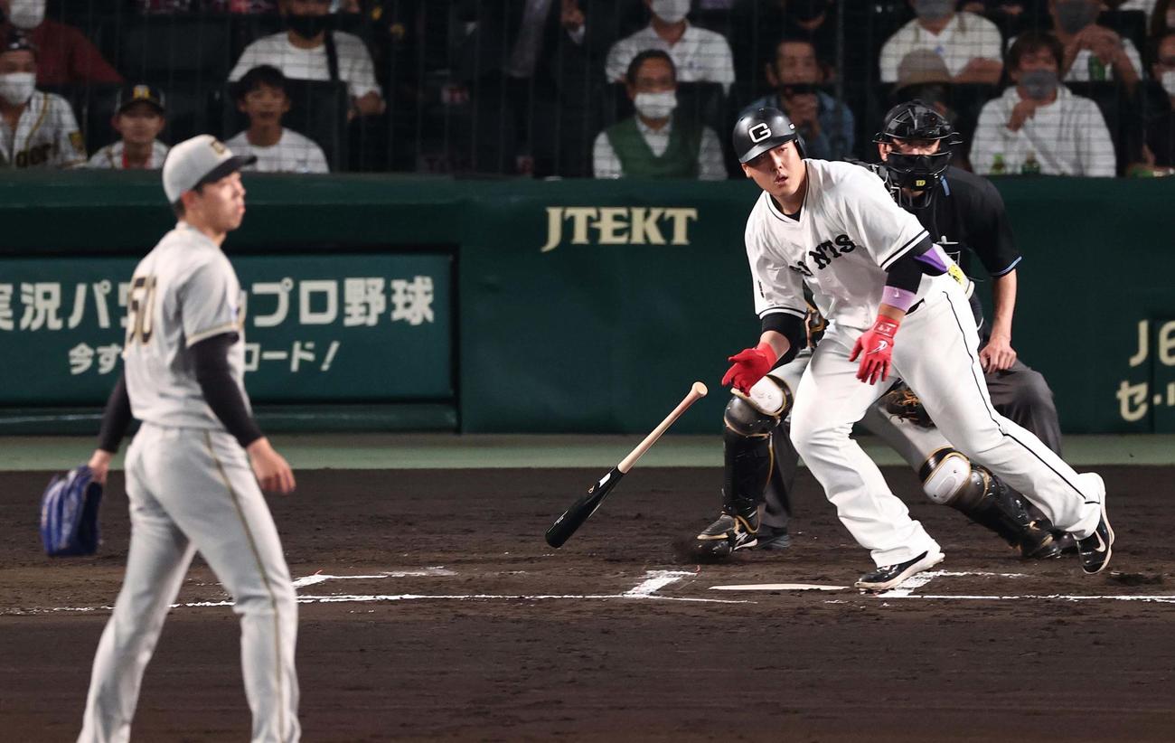 阪神対巨人　6回表巨人1死二、三塁、岡本和は左前に先制2点適時打を放つ（撮影・上田博志）