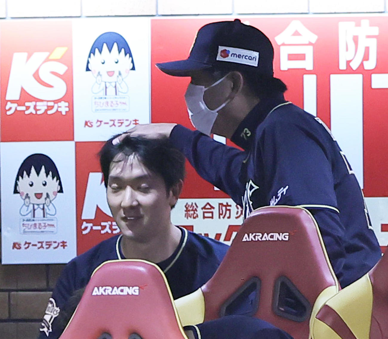 楽天対オリックス　7回を無失点で終えベンチに戻ったオリックス田嶋（左）は高山コーチに頭をなでられる（撮影・足立雅史）