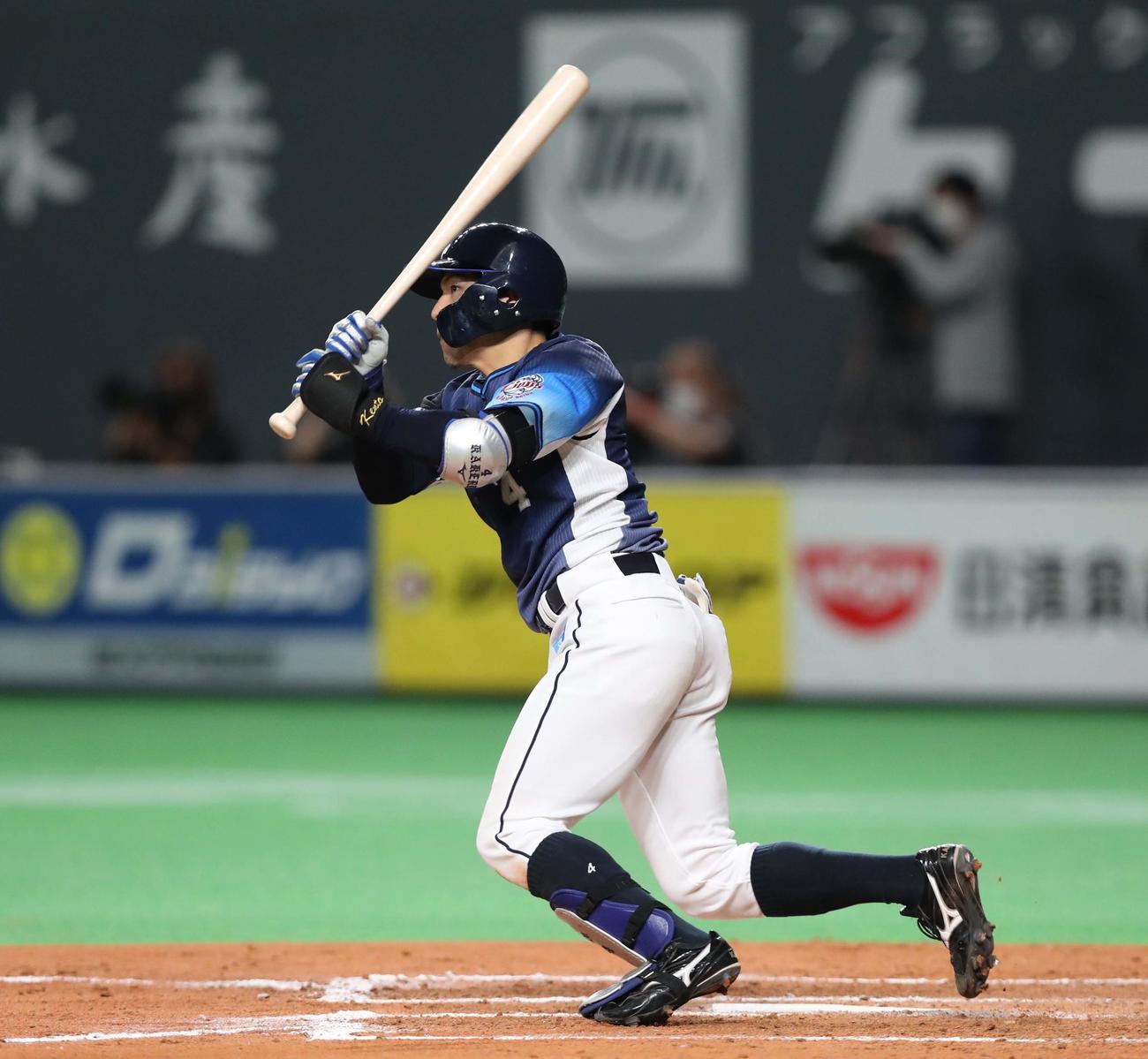 日本ハム対西武　8回表西武無死、左越え二塁打を放つ山野辺（撮影・黒川智章）