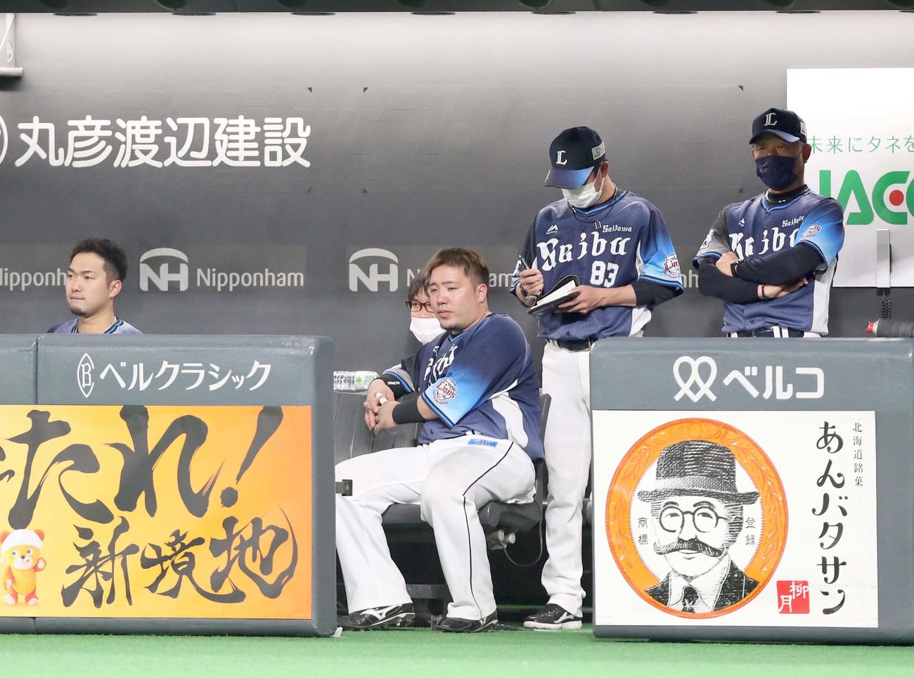 日本ハム対西武　ベンチで渋い表情の辻監督（右端）（撮影・黒川智章）