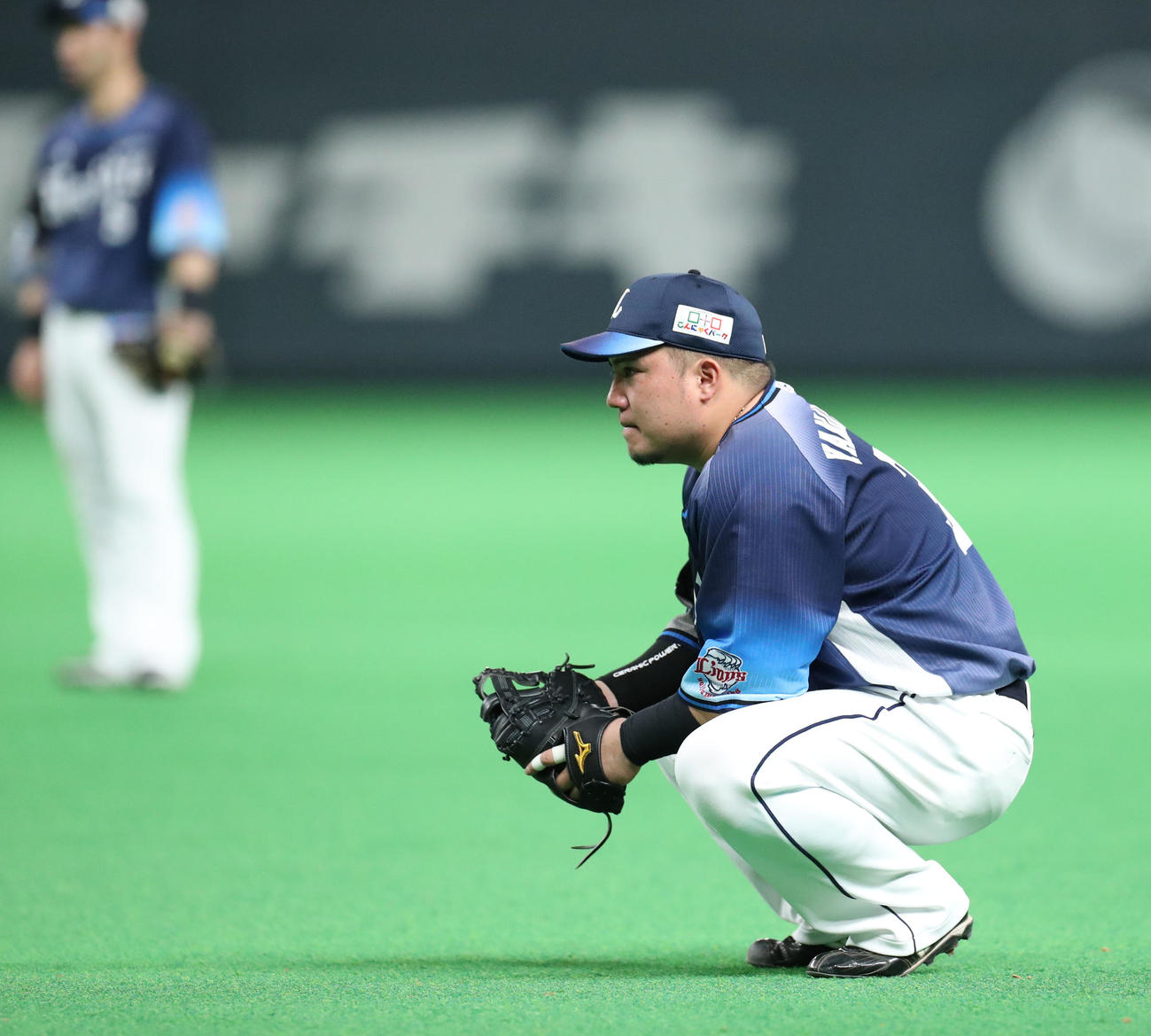 日本ハム対西武　逆転され守備位置に座り込む西武山川（撮影・佐藤翔太）