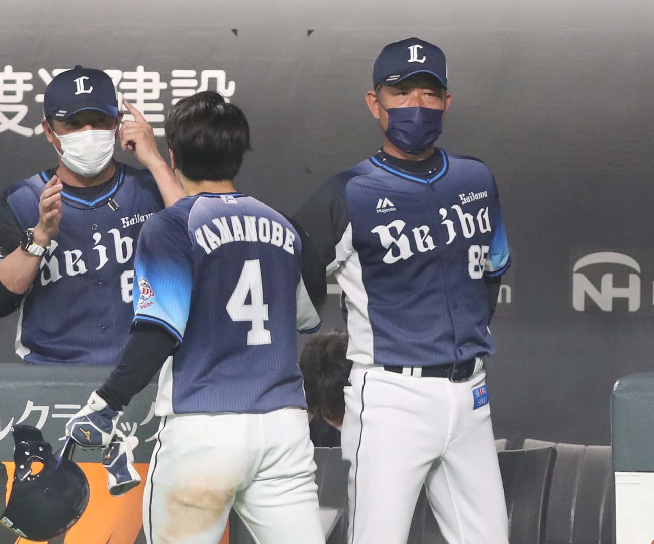 日本ハム対西武　8回表、生還した山野辺を出迎える辻監督（右）（撮影・黒川智章）