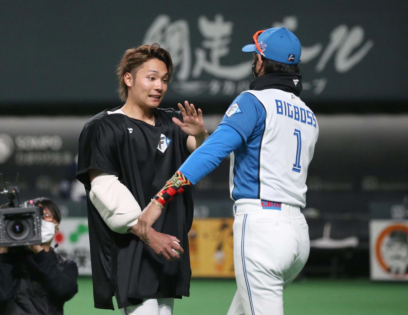 日本ハム対西武　5勝目を挙げた日本ハム伊藤（左）は新庄監督に出迎えられる（撮影・黒川智章）