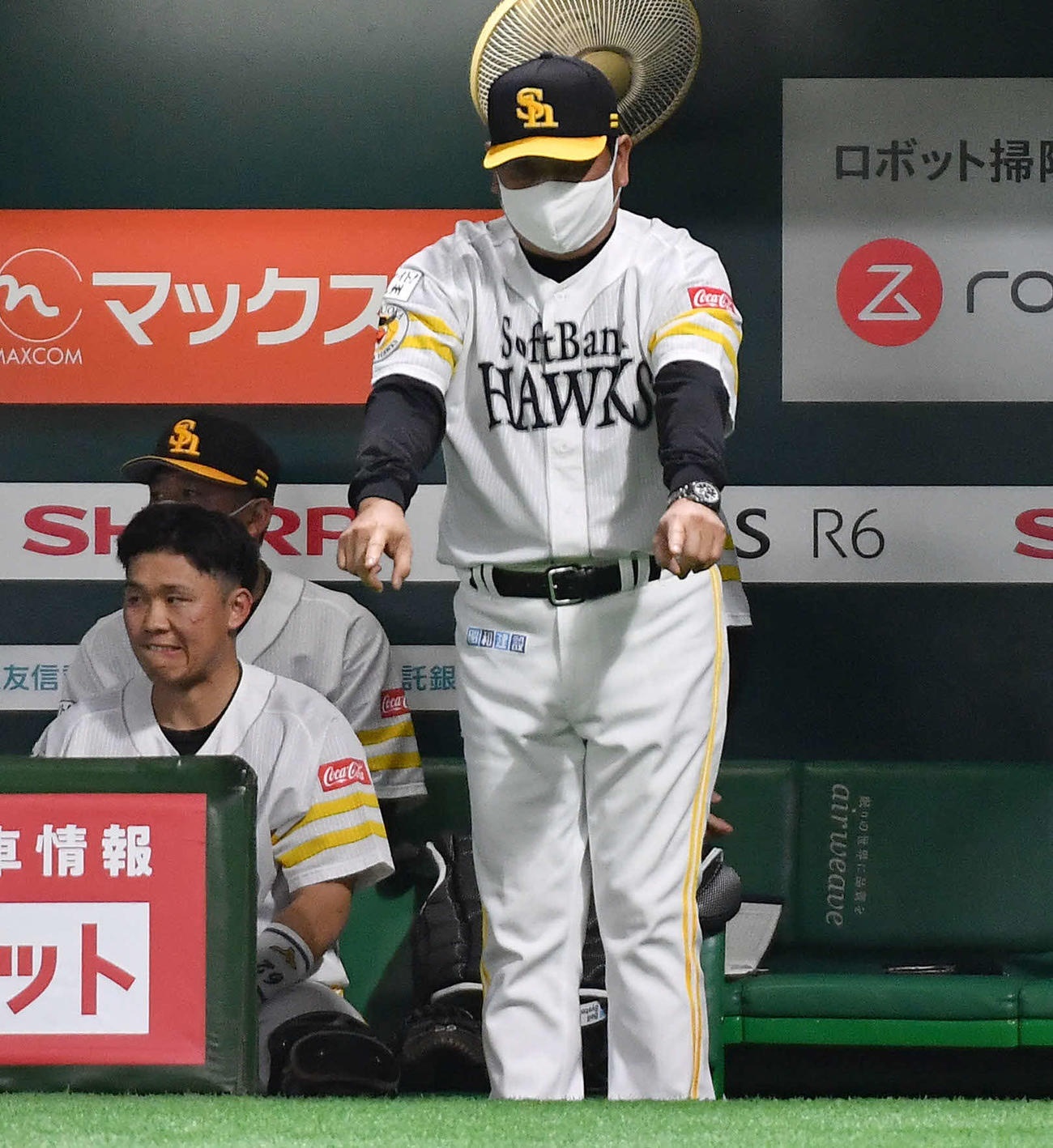 ソフトバンク対ロッテ　7回裏ソフトバンク2死一塁、三森の三ゴロで一塁アウトの判定にリクエストをする藤本監督（撮影・岩下翔太）