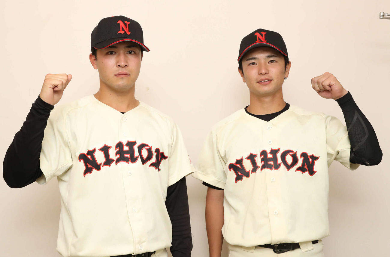 日大対中大　ガッツポーズで写真に納まる日大の河村（左）と野村昇（撮影・丹羽敏通）