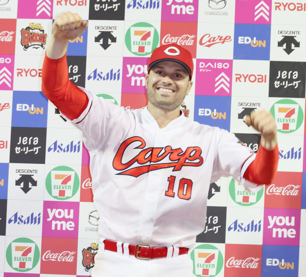 広島対中日　お立ち台でポーズを決めるマクブルーム（撮影・加藤孝規）