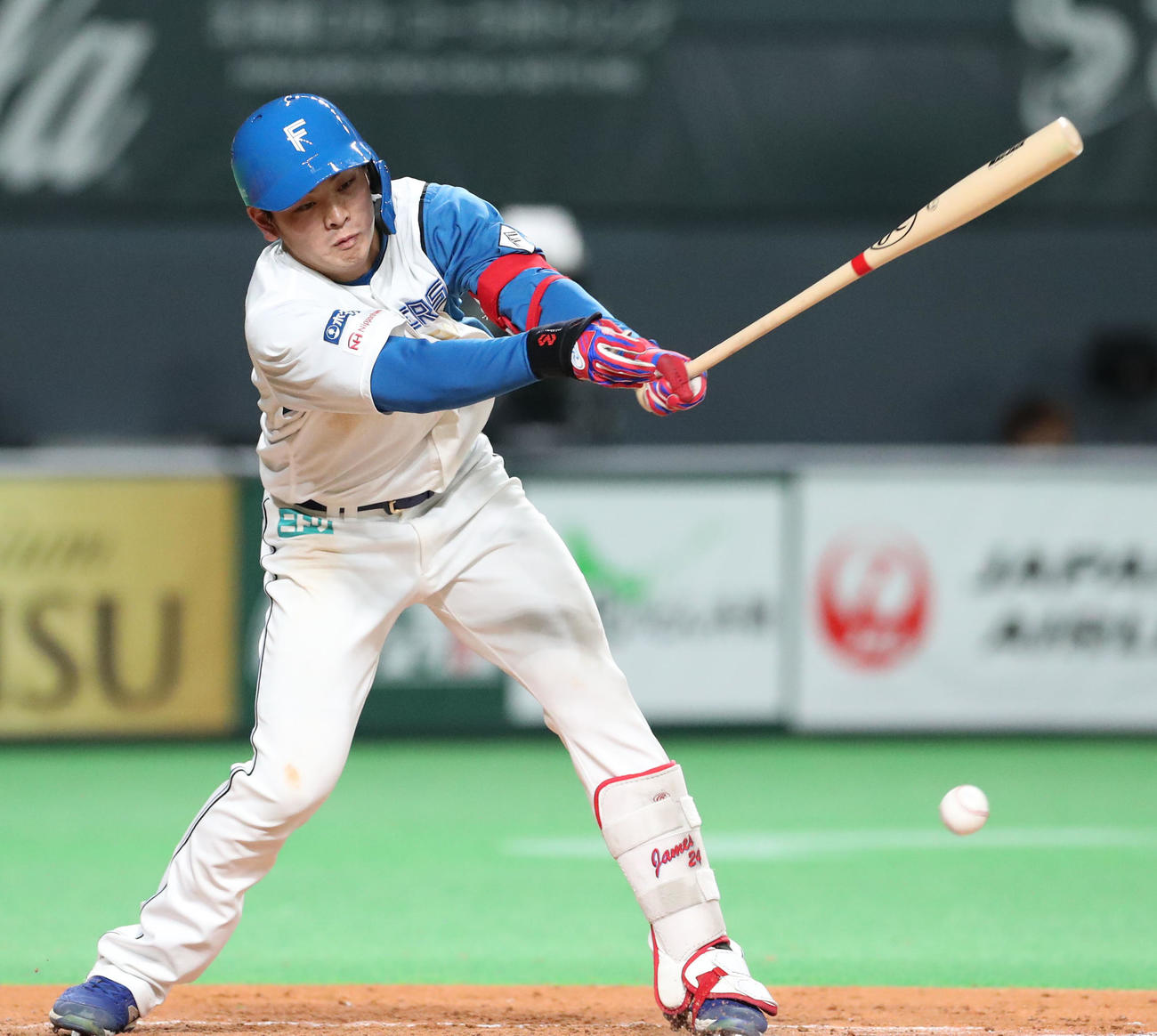 日本ハム対西武　8回裏日本ハム無死、野村は内野安打を放つ（撮影・佐藤翔太）