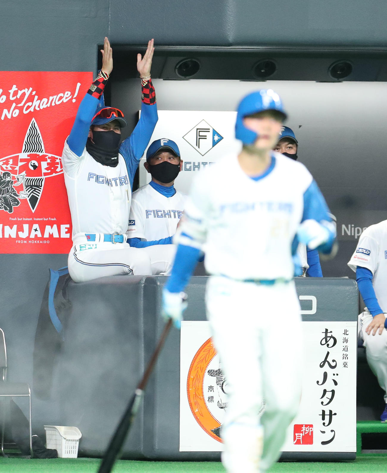 日本ハム対西武　この日4安打の日本ハム野村に拍手を送る新庄監督（撮影・佐藤翔太）