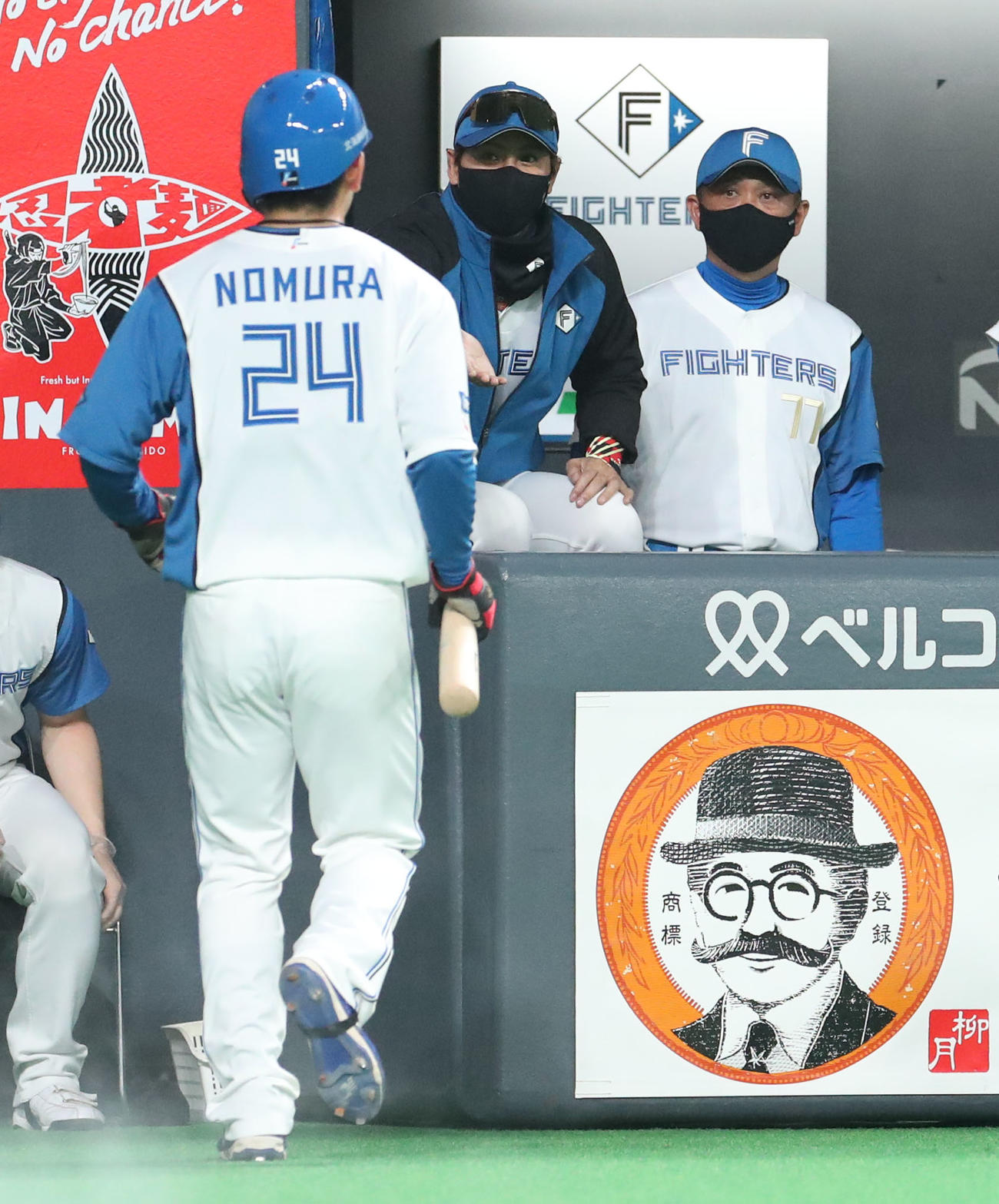 日本ハム対西武　2回裏日本ハム1死二、三塁、石井の二ゴロで生還した野村（左手前）を出迎える新庄監督（撮影・佐藤翔太）