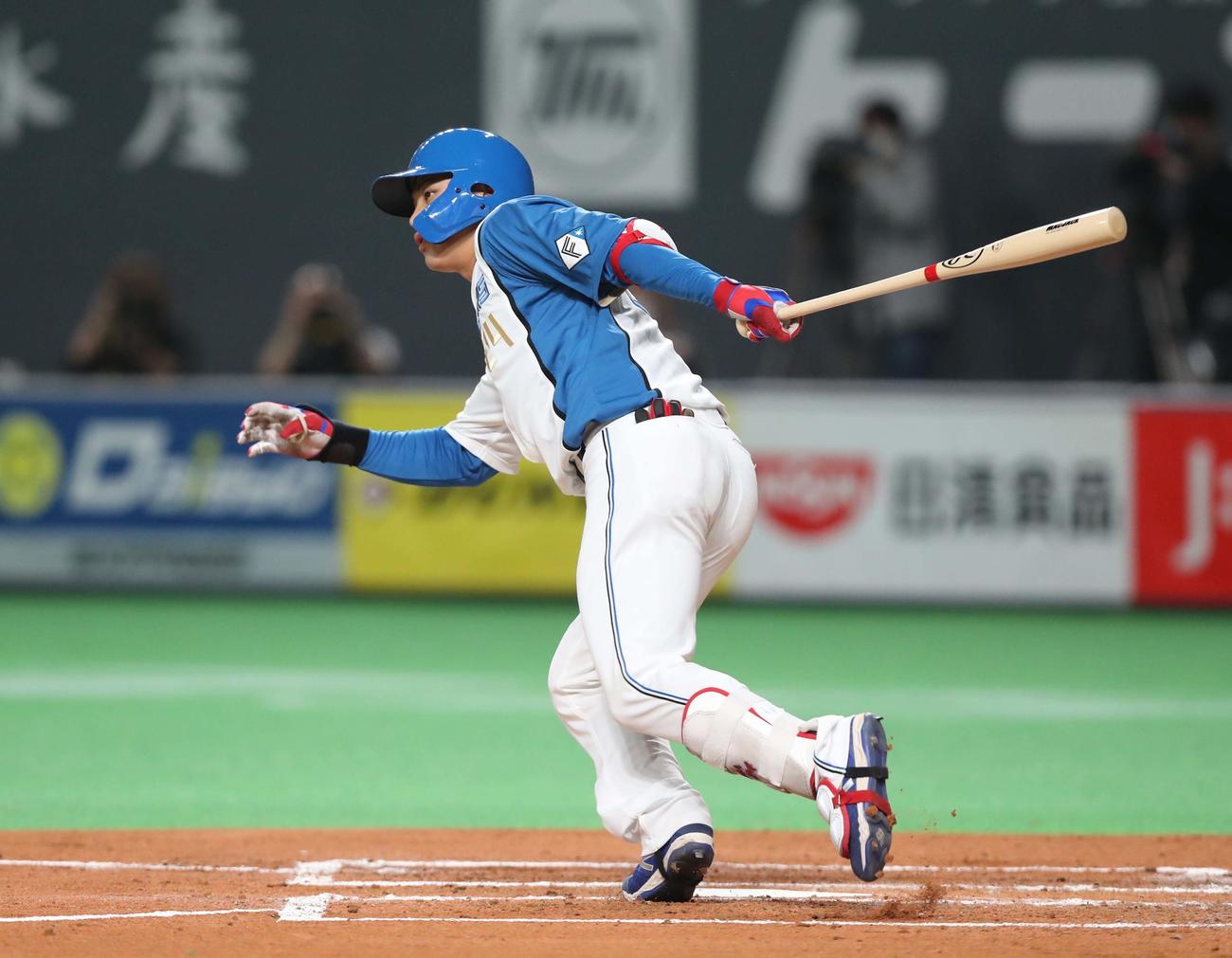日本ハム対西武　2回裏日本ハム無死、左前打を放つ野村（撮影・黒川智章）