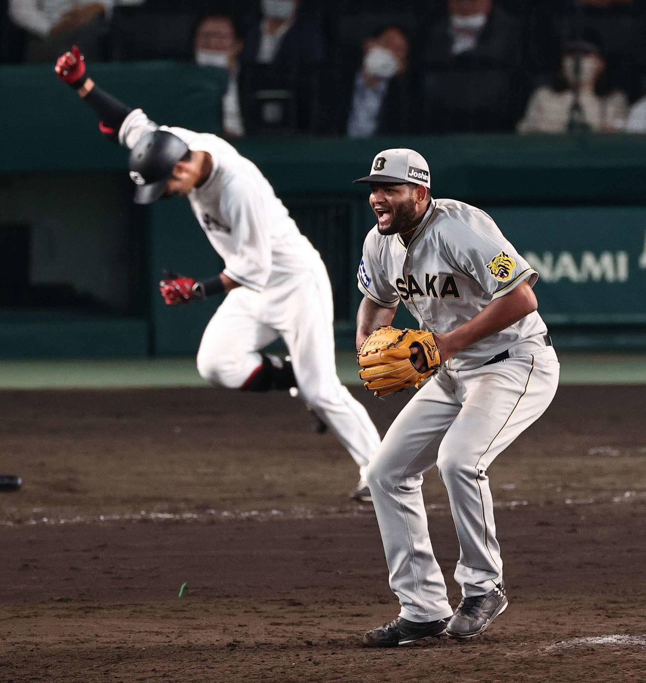阪神対巨人　11回表巨人無死満塁、立岡に勝ち越しの右前適時打を許すアルカンタラ（撮影・上田博志）
