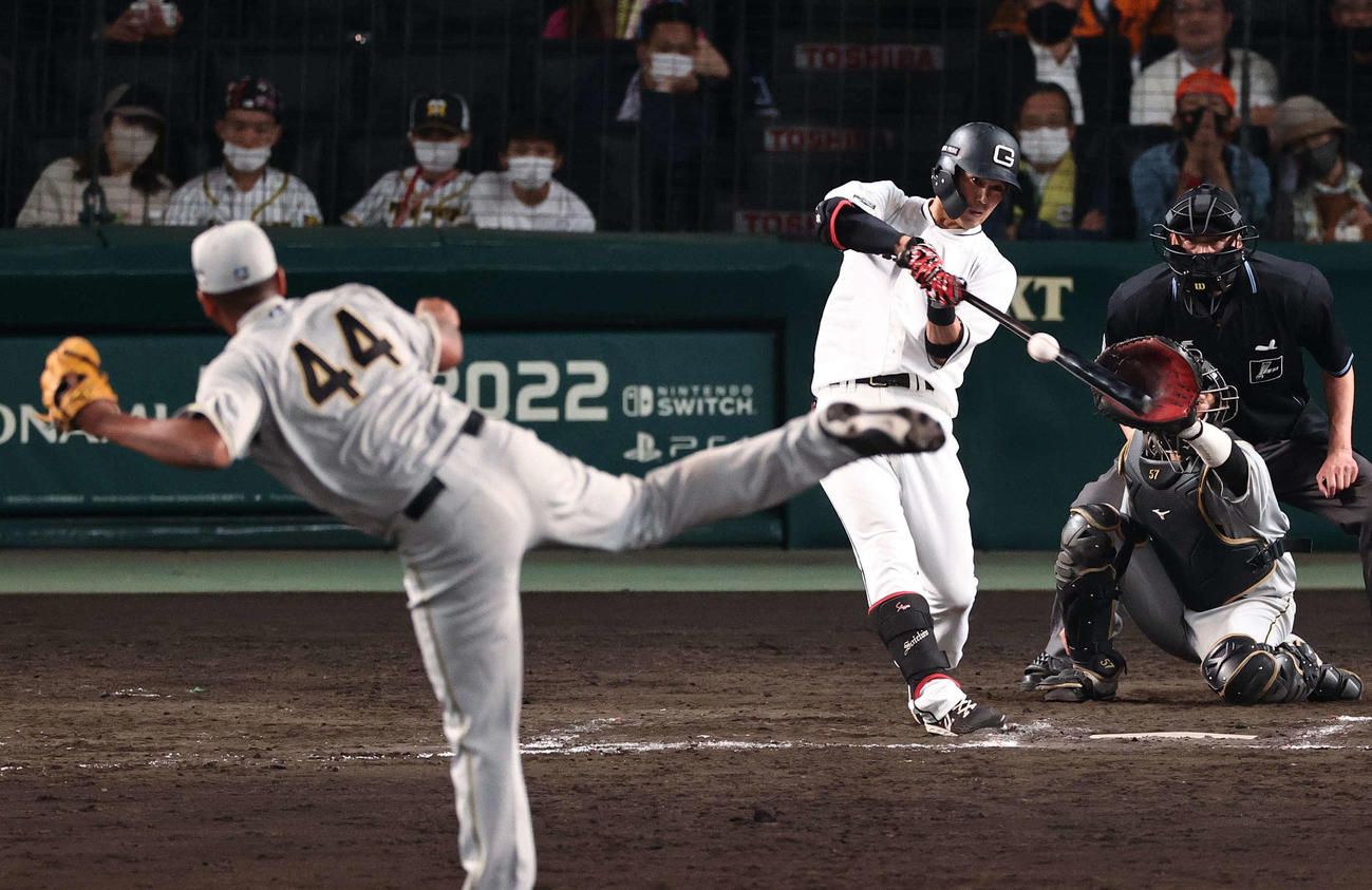 阪神対巨人　11回表巨人無死満塁、立岡は右前に勝ち越し適時打を放つ（撮影・上田博志）