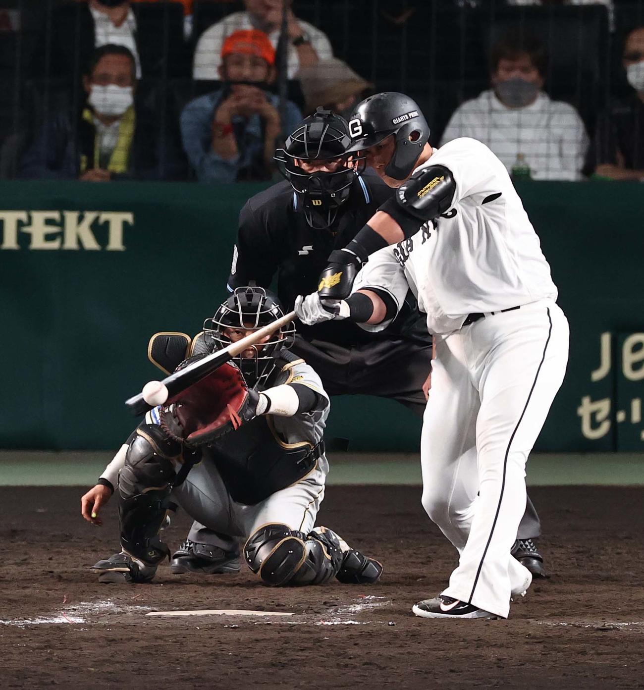 阪神対巨人　11回表巨人無死満塁、中田は中前に2点適時打を放つ（撮影・上田博志）