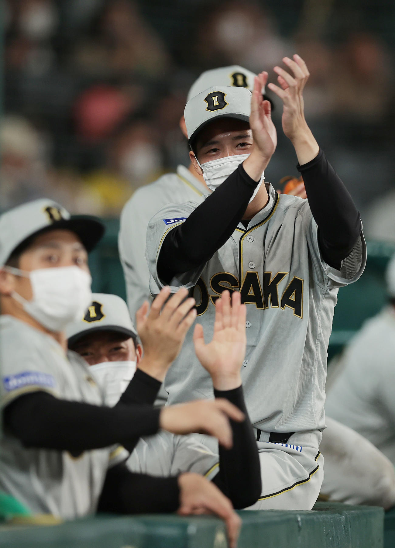 阪神対巨人　8回裏阪神無死一、二塁、熊谷が犠打を決め、ベンチで拍手する青柳（右）ら（撮影・前田充）