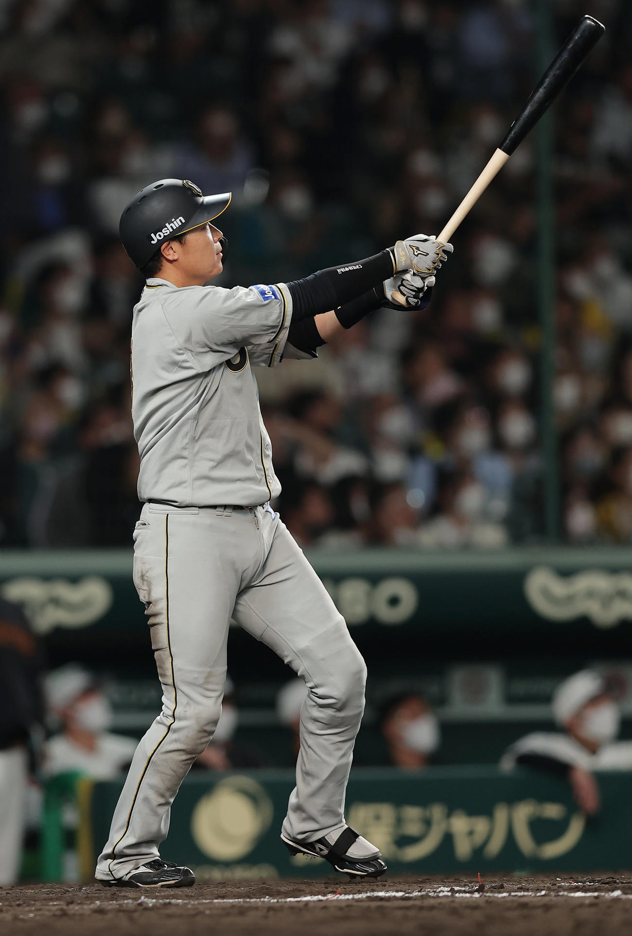 阪神対巨人　9回裏阪神2死一塁、同点となる左越え2点本塁打を放つ大山（撮影・前田充）