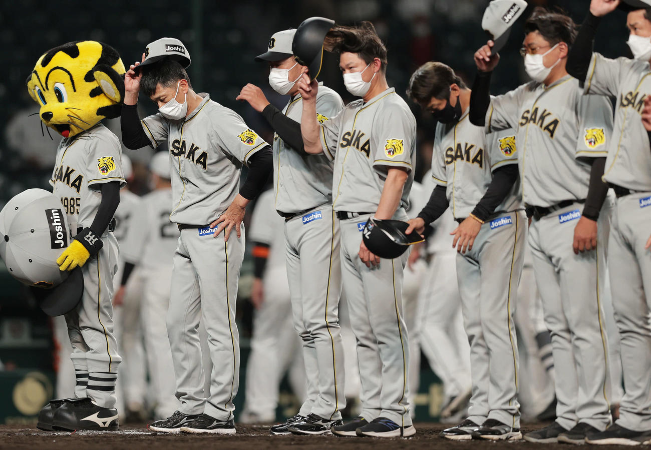 阪神対巨人　延長戦の末に巨人に敗れ観客にあいさつする阪神矢野監督（左）たち（撮影・前田充）
