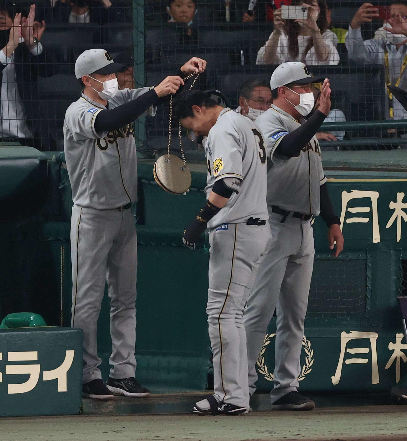 阪神対巨人　9回裏阪神2死一塁、矢野監督（左）は左越え同点本塁打を放った大山（中央）に本塁打メダルをかける（撮影・上田博志）