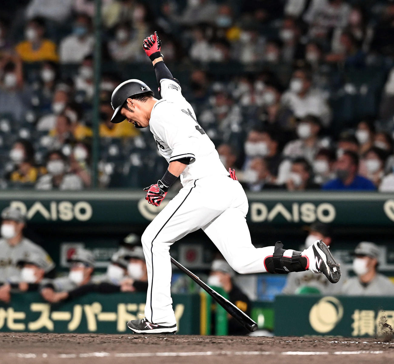 巨人対阪神　12回表巨人無死満塁、右前に勝ち越しの適時打を放った立岡（撮影・たえ見朱実）