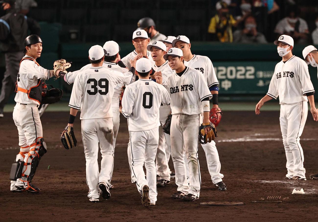 阪神対巨人　阪神に勝利しマウンドでハイタッチして喜ぶ巨人ナイン（撮影・上田博志）