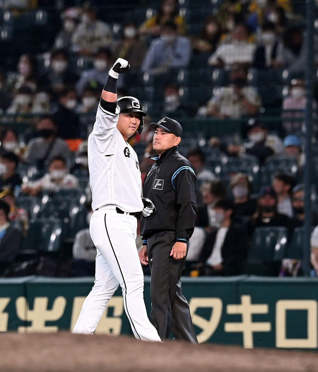 巨人対阪神　12回表巨人無死満塁、中前に2点適時打を放ちポーズを決める代打中田（撮影・たえ見朱実）