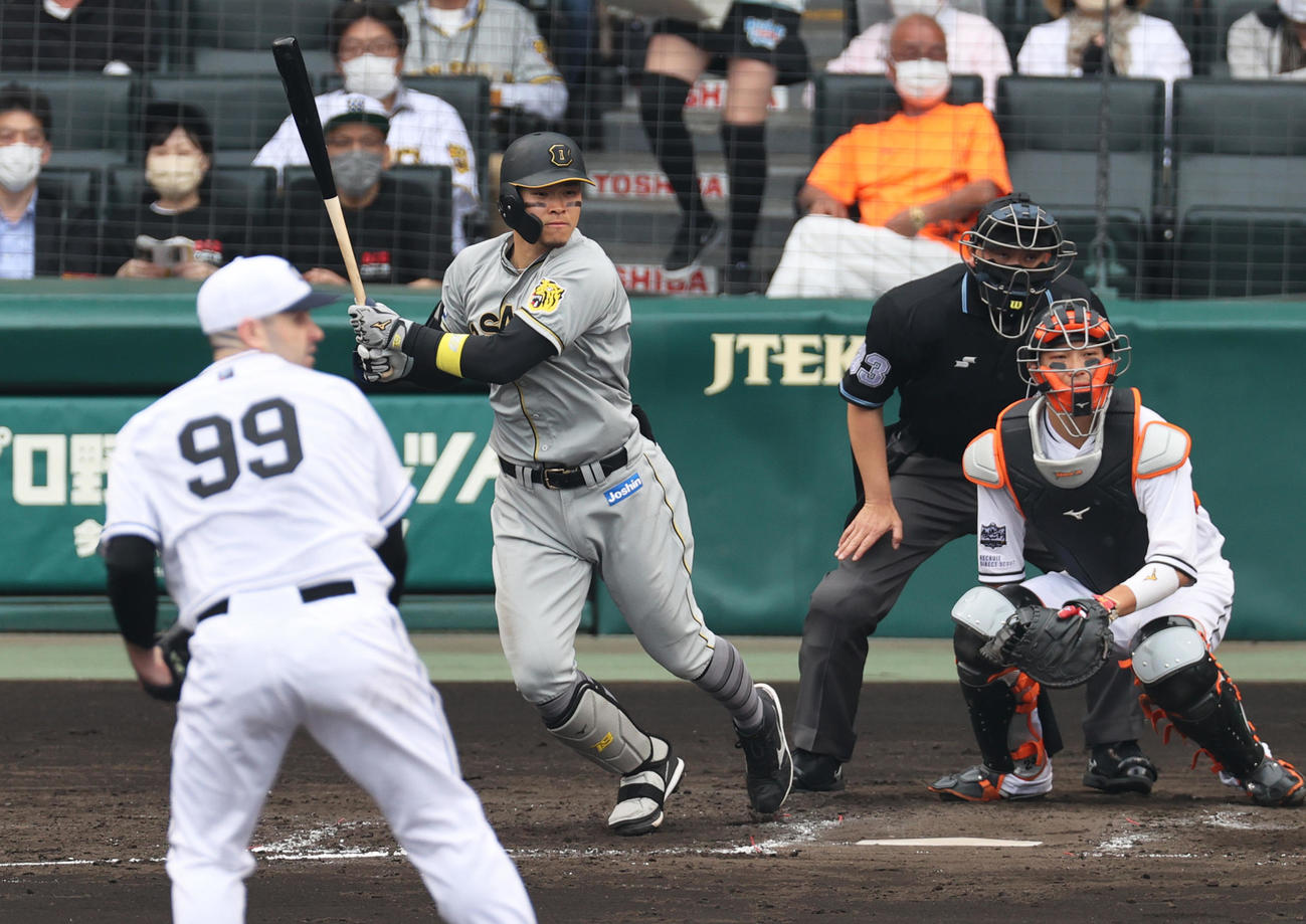 阪神対巨人　3回裏阪神無死一塁、佐藤輝は左前打を放つ（撮影・上山淳一）