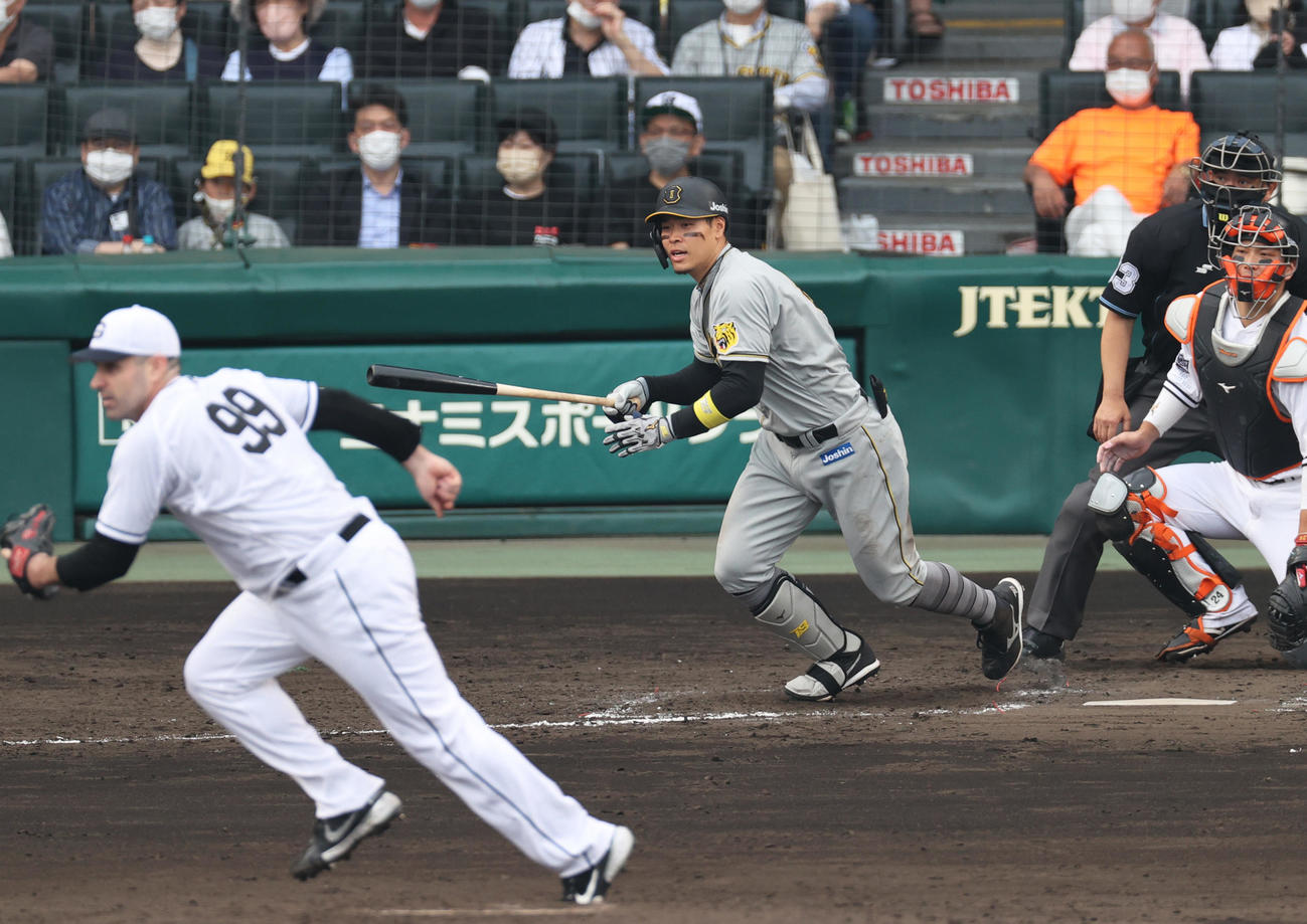 阪神対巨人　5回裏阪神2死、佐藤輝は二ゴロに倒れる。投手シューメーカー（撮影・上山淳一）