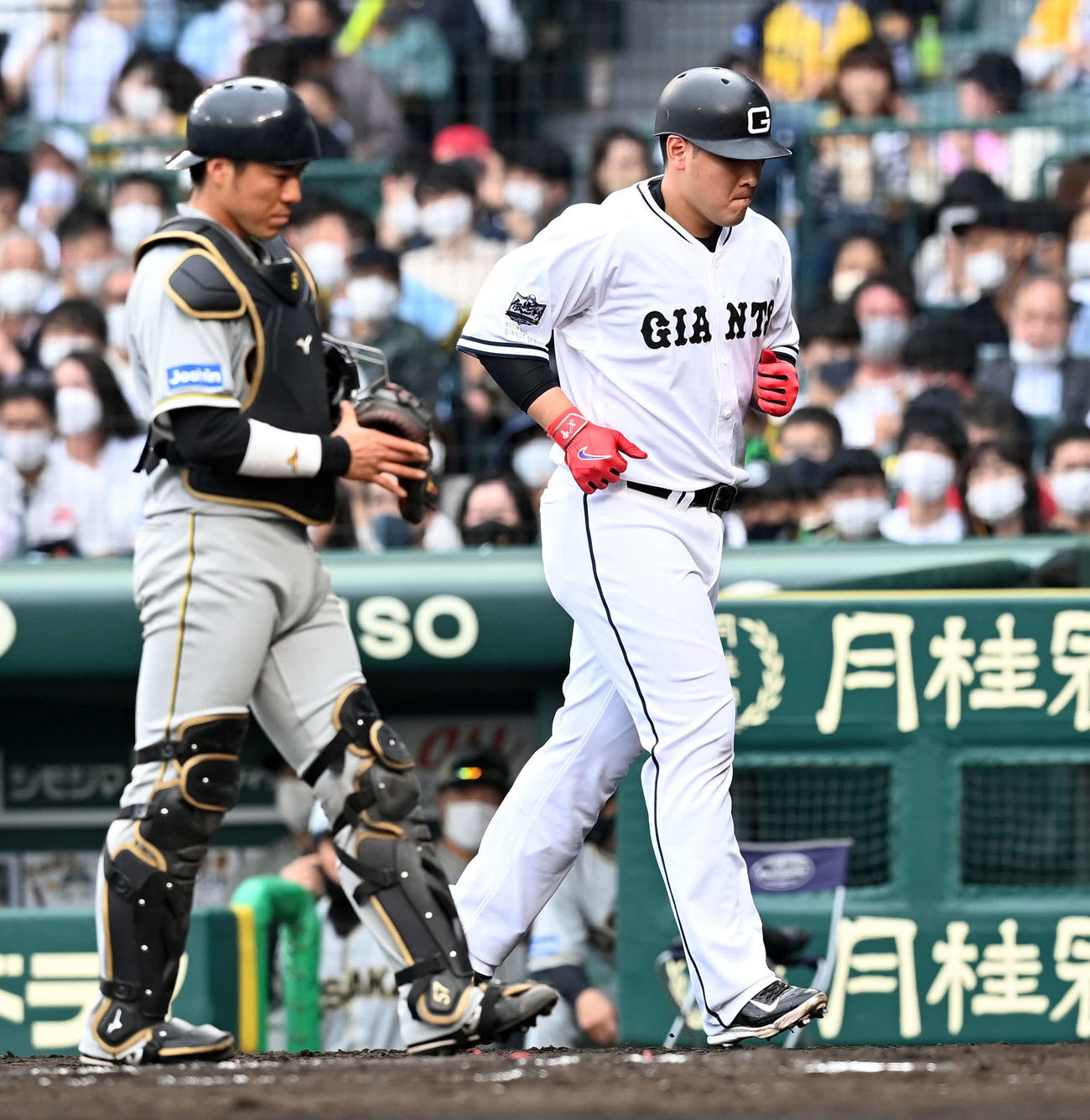 巨人対阪神　7回表巨人無死一塁、併殺打に倒れ肩を落とす岡本和（撮影・たえ見朱実）