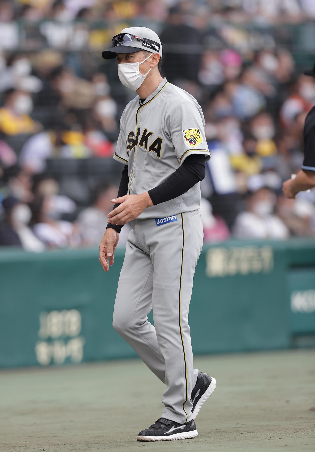 阪神対巨人　7回裏の攻撃を終え、選手交代を告げてベンチへ戻る阪神矢野監督（撮影・前田充）