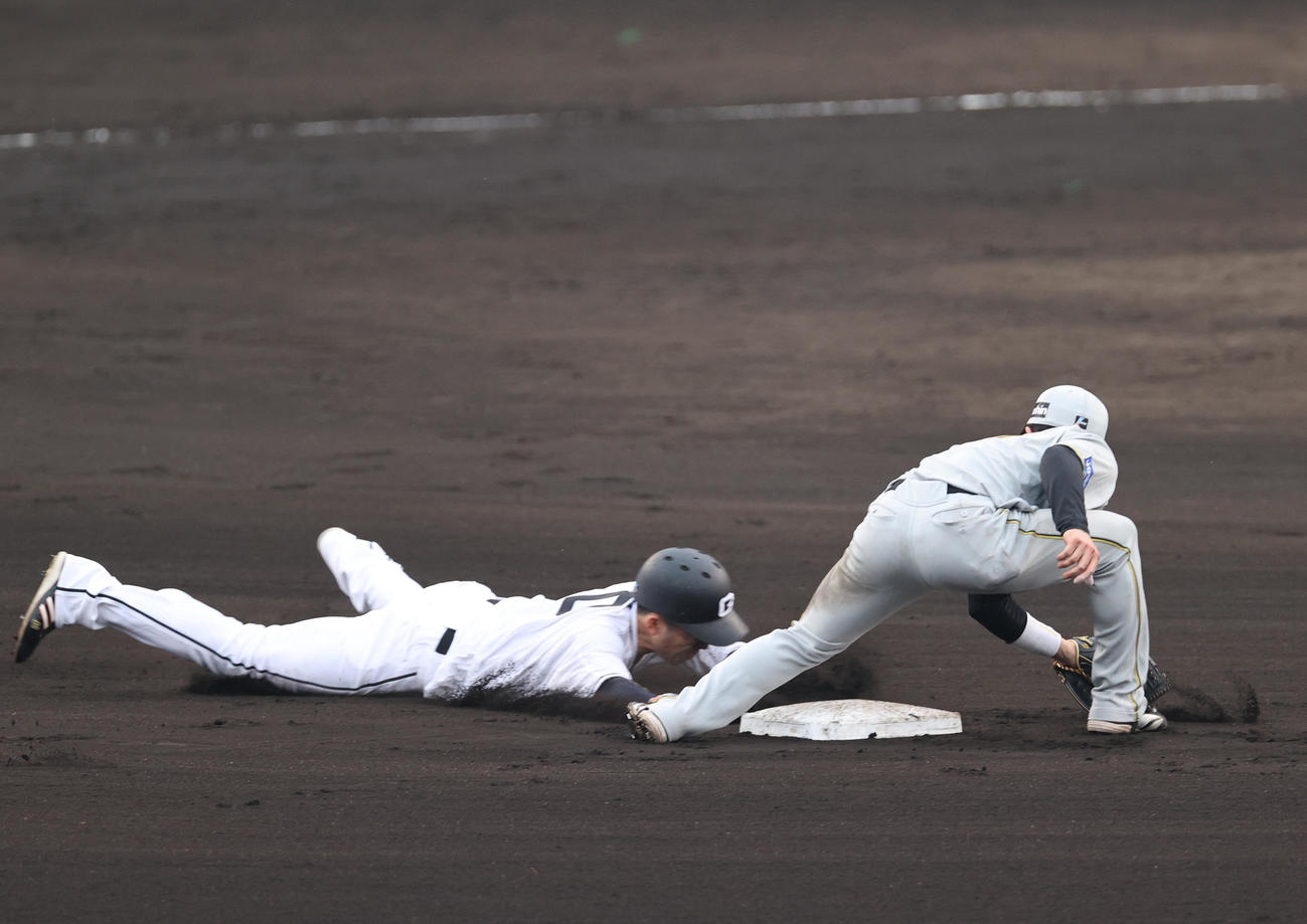 阪神対巨人　8回表巨人1死一塁、代走増田大（左）は二盗を決めた様に見えるも判定はアウト（撮影・上山淳一）