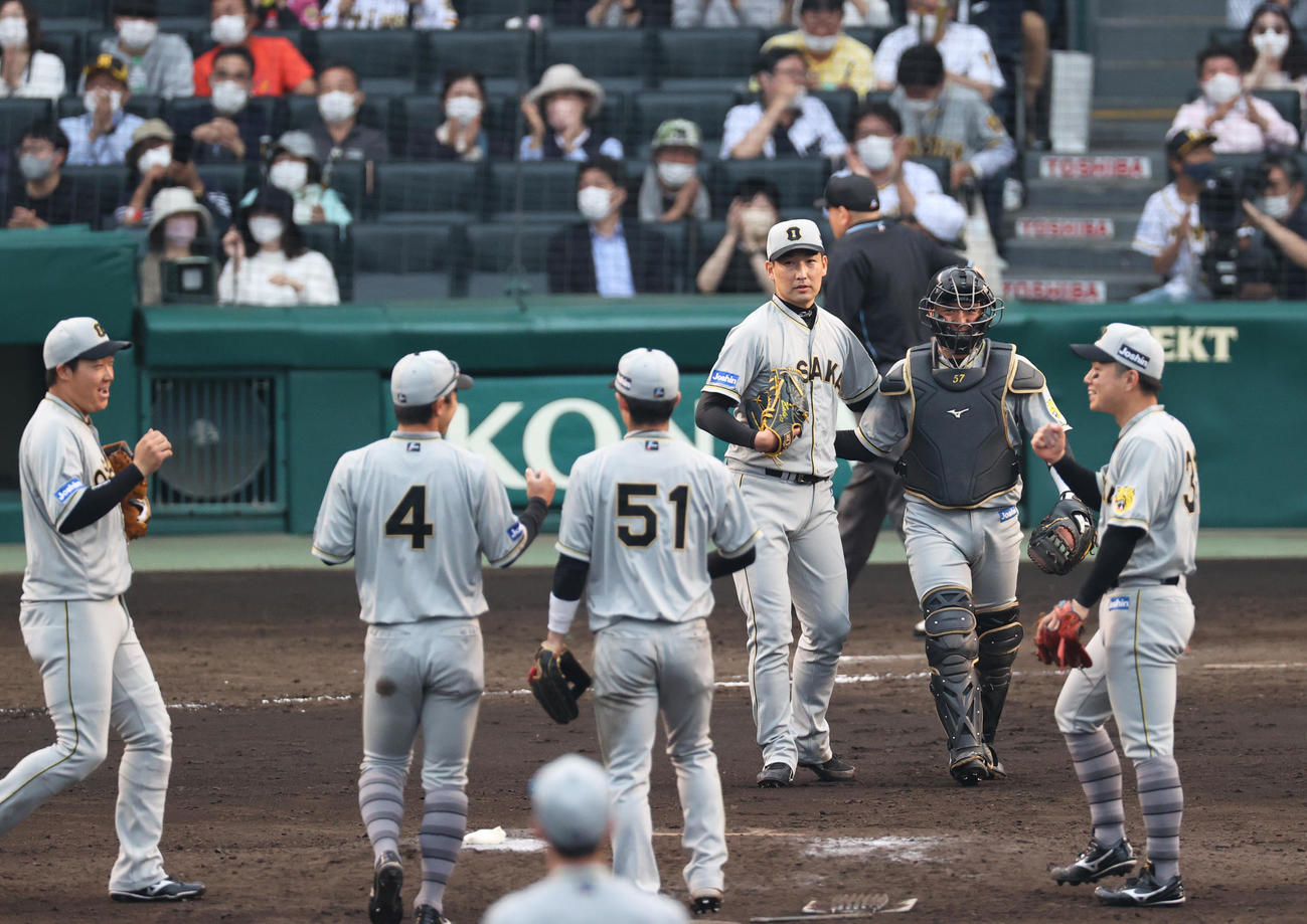 阪神対巨人　阪神岩崎（右から3人目）は試合を締め捕手長坂と喜ぶ（撮影・上山淳一）