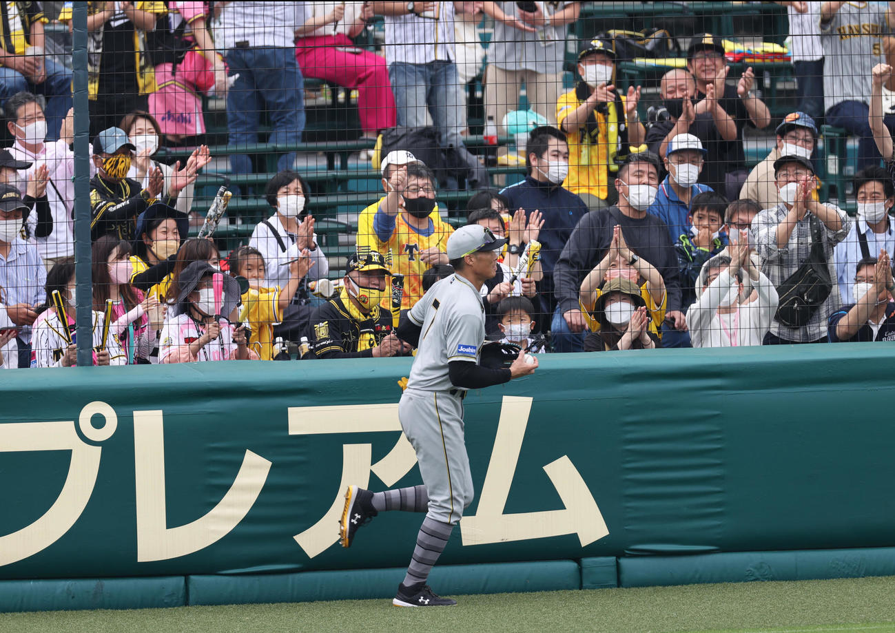 阪神対巨人　4回表巨人2死一塁、右翼手糸井は岡本和の右飛を好捕しファンから拍手が送られる（撮影・上山淳一）