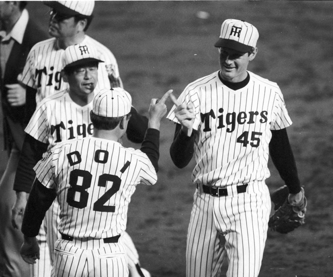 85年6月6日、巨人を相手に完封勝利を挙げた阪神ゲイル（右）は吉田監督（左）、土井コーチ（手前）らの祝福に笑顔を見せる
