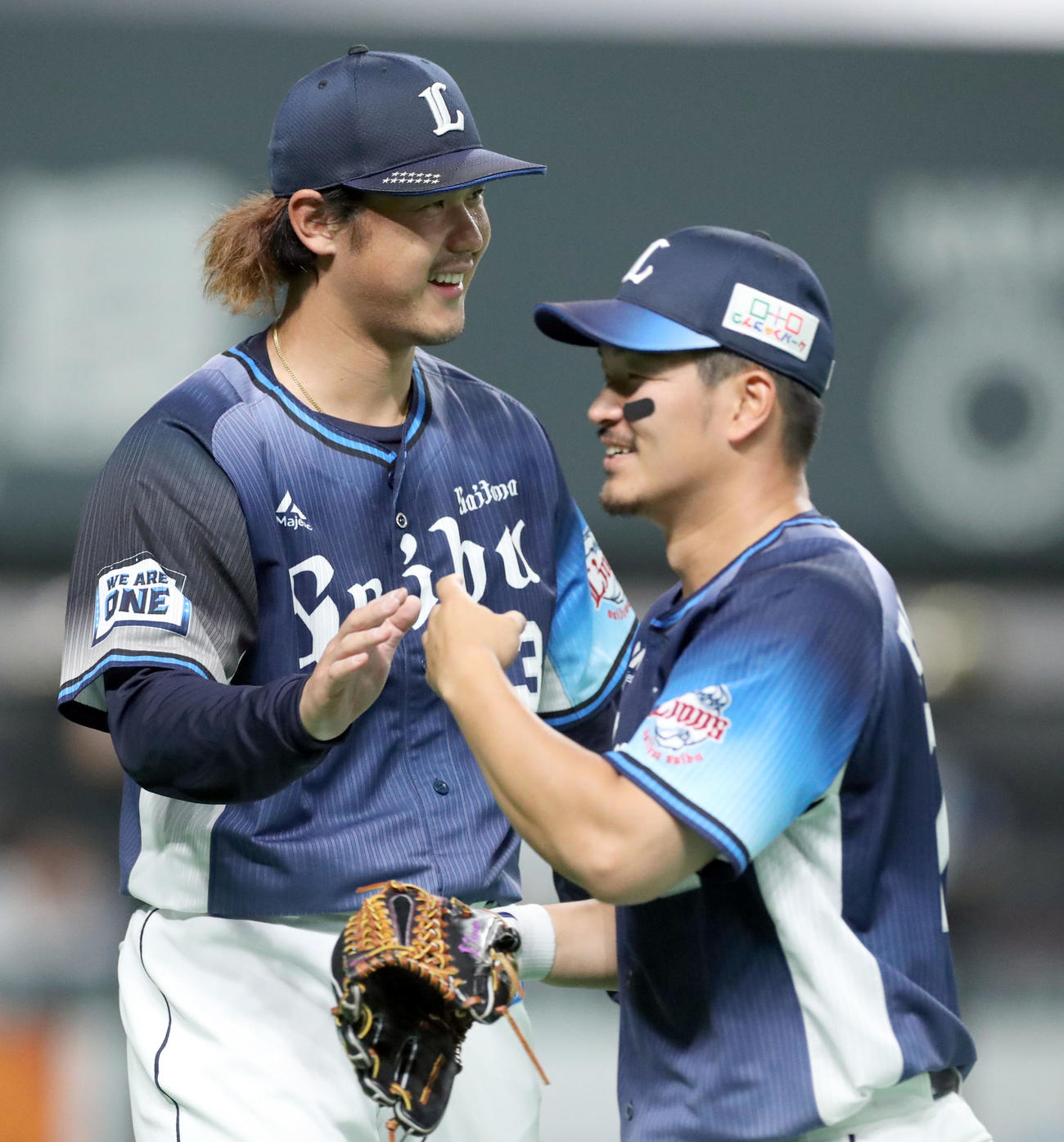 5回裏を無失点に抑え西武高橋（左）は笑顔で川越を出迎える（撮影・佐藤翔太）